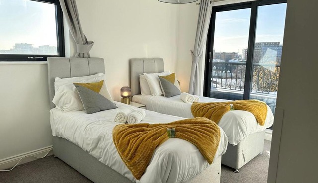 BEST PRICE! - HUGE 3 Bed 2 Bath City Centre Newly Refurbished Apartment, Up to 7 guests - FREE SECURE PARKING - SMART TV - SINGLES OR KING SIZE BEDS