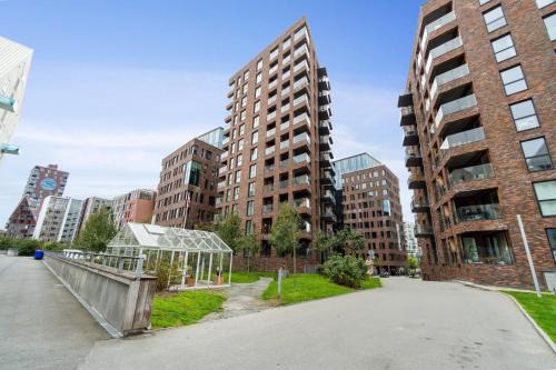 Best Private Seaview Apartment - 2 Balconies, 11th Floor, Elevator, Friendly Lively Area
