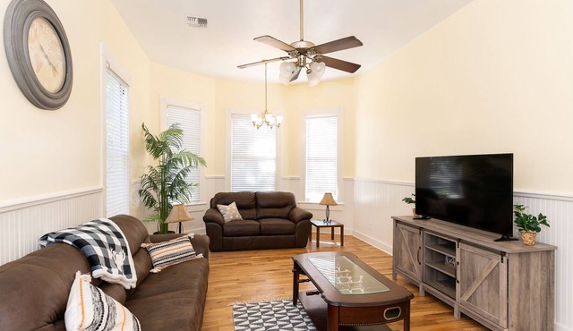 Best SA FarmHouse w/King Bed-Wifi-Rodeo Bull on Fiesta Strip & MANY Attractions