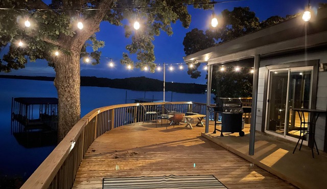 Best sunset on the Lake! Waterfront Home Private Boat Dock, Fire Pit and More!