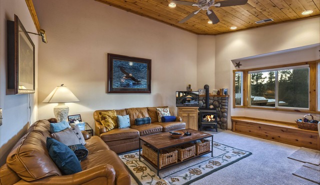 Best Tahoe Donner Location. EV Charger. Fast WiFi. Unlimited Hot Water.