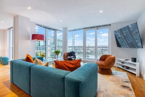 BEST THAMES VIEWS in TOWN! LARGE LUXXE NOMAD DESIGN FAMILY HOMES المساحة والأناقة تلتقي مع الراحة العربية