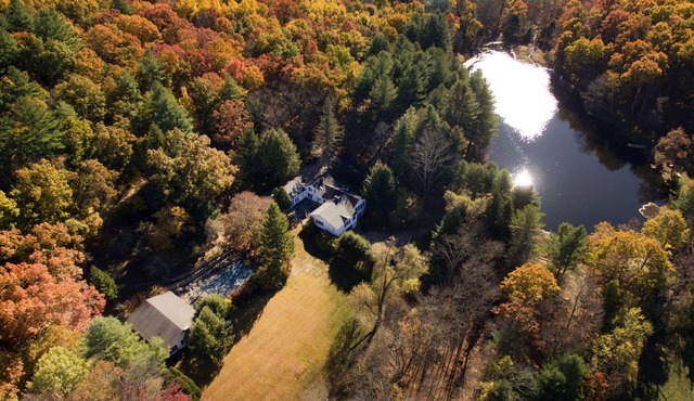 Best town, Restaurants! PoshPadsCT "7-BR ESTATE" 2Hrs NYC, Heated Pool, Ski, BBQ