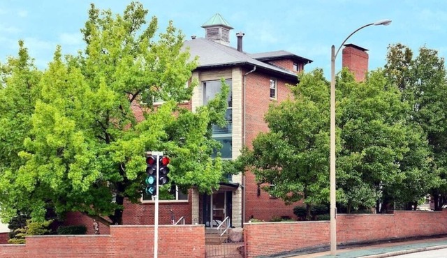 Best Value For Groups in St Louis 10,000 sq ft building / 30 beds / 15 bedrooms