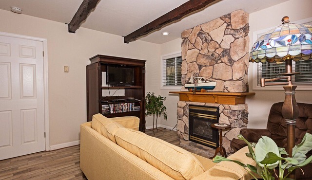 Best Value on Main St Queen Bed TV DVD-Entire home