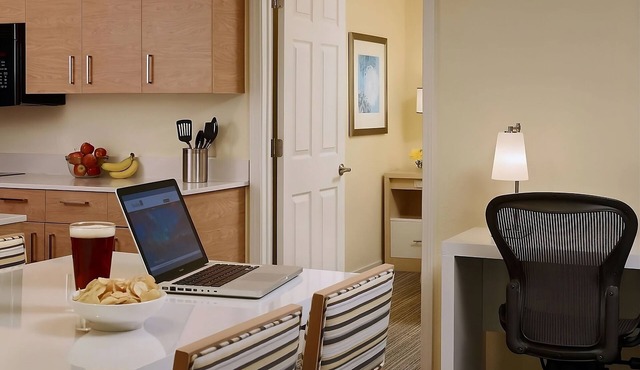 Best Value, Quality Stay! Short Drive to Woodfield Mall, Schaumburg, w/Pool