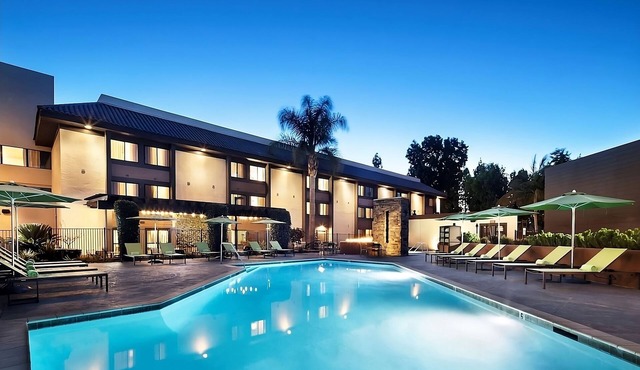 Best Value, Quality Stay! with Outdoor Pool, Close to Pinewood Park!