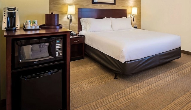 Best Value, Quality Stay! Pets Allowed, Complimentary Airport Shuttle!