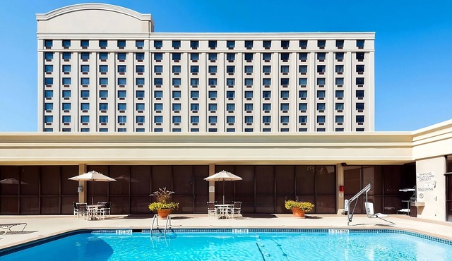 Best Value, Quality Stay! Relax by the Pool, Work Out in the Gym, and Dine Well