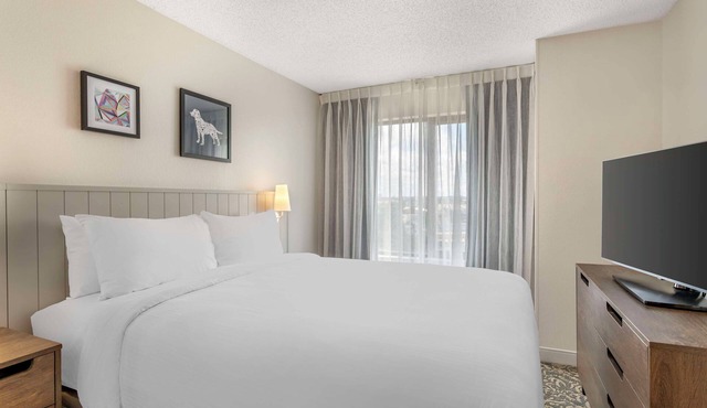 Best Value, Quality Stay! w/Outdoor Pool, Near Elmendorf Lake Park
