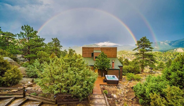 Best Views, Hot Tub Near National Park! King Beds!