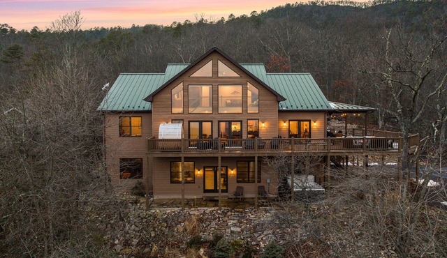 Best Views in Massanutten! 5200 sq ft, Designer-Decorated w/Hot Tub and Sauna