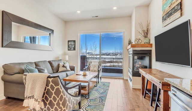 BEST VIEWS in Newpark Terrace! 2Bed/2Bath- Close to Skiing and walk to shops!