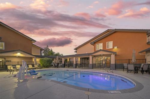 Best Western Antelope Inn & Suites