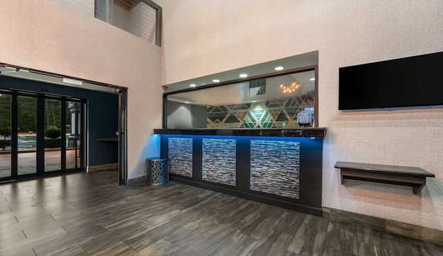 Best Western Bradbury Inn & Suites