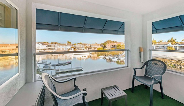 Best Western Harbour Inn & Suites Huntington - Sunset Beach