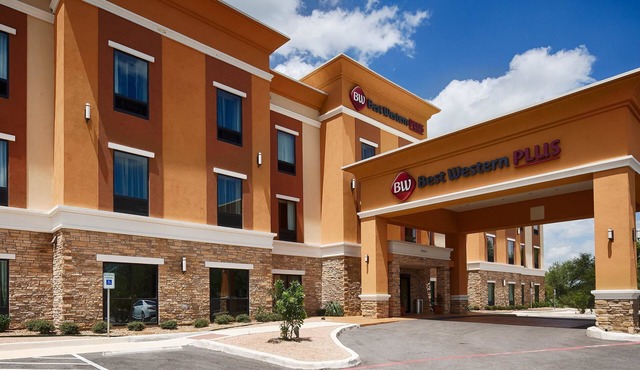 Best Western Plus Elmendorf Hotel/San Antonio Hotel