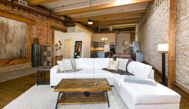 BestLocation|BridesGetReady|Photo backdrop|Families|Pets|RooftopViews|Nightlife!