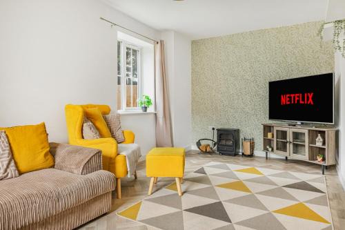 Bestwood Home with 4 Bedrooms Sleeps 10 with Parking