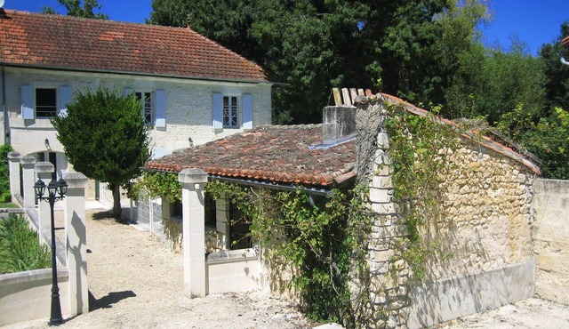 Besutiful traditional Charentaise house with private decked pool by the river