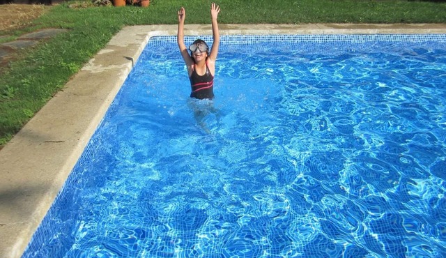 Between Girona and Barcelona, 15 people. Beautiful garden, large house and swimming pool.