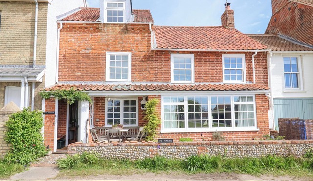 BETA COTTAGE, pet friendly, with open fire in Walberswick
