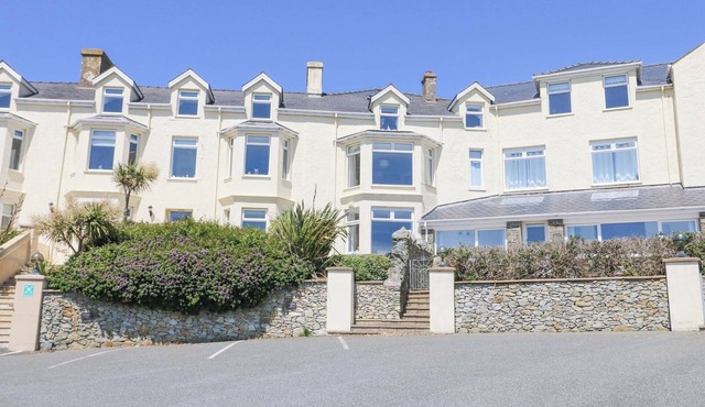 BETHAN APARTMENT, pet friendly, with pool in Trearddur Bay