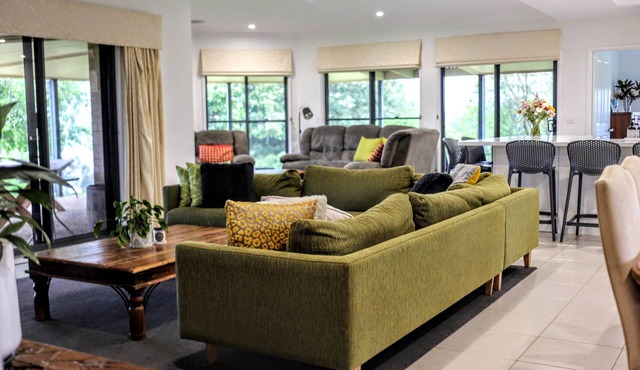 Bethanga Beauty - Peaceful family paradise on acreage overlooking Lake Hume