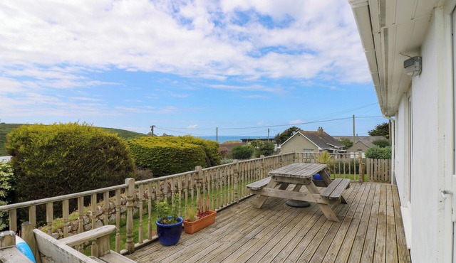 BETHANY BAY VIEW, pet friendly, with a garden in Holywell Bay