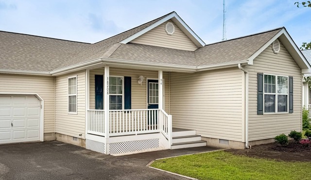 Bethany Meadows house w/community pool, tennis court, deck & grill