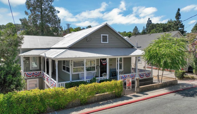 Bethany’s - Charming 4-bedroom Historic Home in Downtown Jackson
