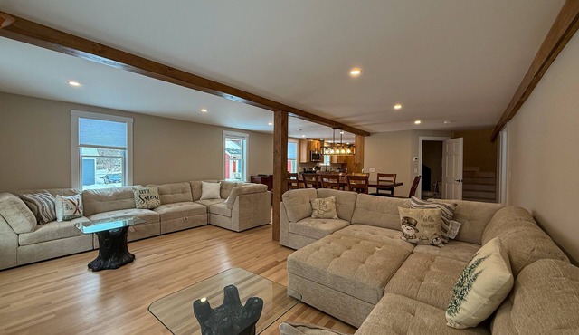 Bethel Ski & Snowboard Retreat Near Sunday River | Sleeps 11 | Hot Tub |