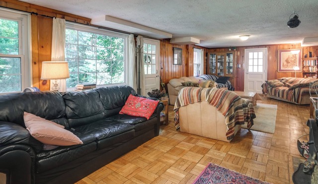 Bethesda Apartment + Yard ~ 9 Mi to D.C.