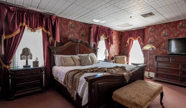 Bethia Room - Big Tree Inn - In-Room Jacuzzinn