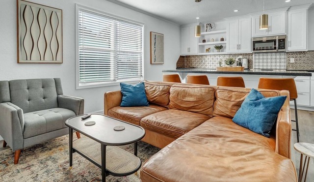 BethyKay: 2 Bedroom, Walk to A&M, Comfy King Beds