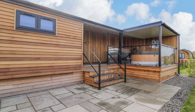 BETSI (LODGE 1), pet friendly, with hot tub in Corwen