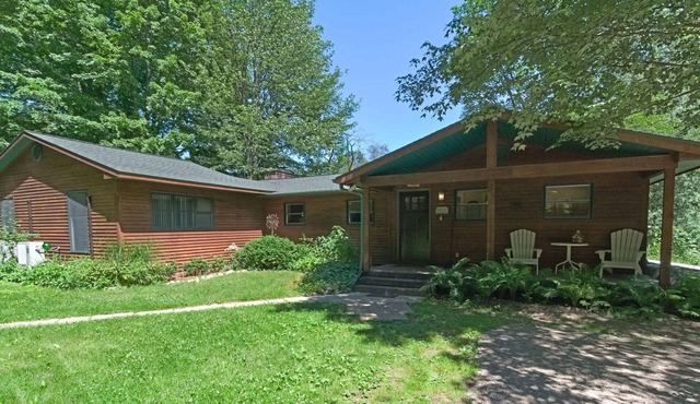 Betsie Bliss Cottage, Riverfront/Hot Tub, Skiing, Golf