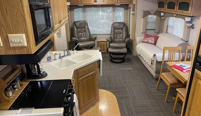 Betsie - Excellent 35Ft RV Camper in the Woods Fire Pit & Hot Tub Access