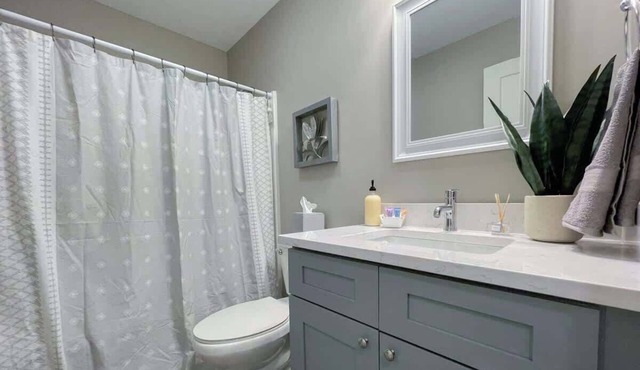 Bettendorf Gem: 3BR Apartment w/King Suite & Office!