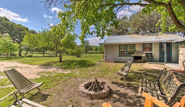 Betty B's River House < 1 Mi to Blanco State Park!