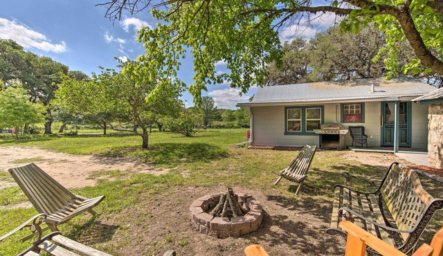 Betty B's River House < 1 Mi to Blanco State Park!