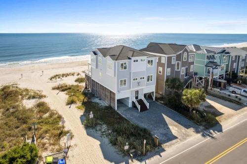 Betty Lou's State of Mind by Brunswick Vacation Rentals - Oceanfront with Hot tub