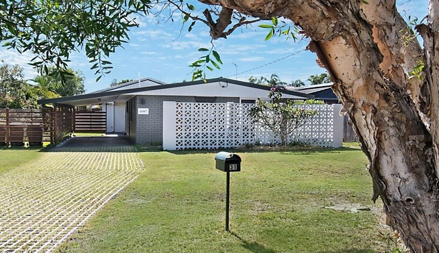 Betty's at Lennox Head - Retro Beach House in The Lennox Village