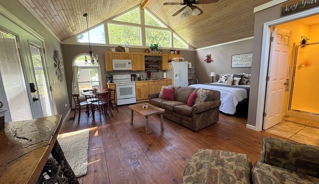 Betty's creek loft in Rabun Gap with beautiful views. 10 miles from Clayton.