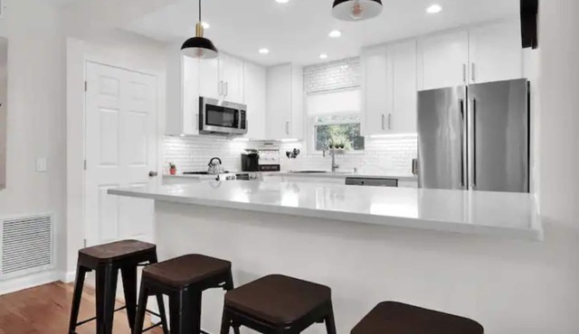 Bettys Place a Cozy Modern 3BR/2BA SFH w/Fenced Yard, Inside W/D, Gig WiFi