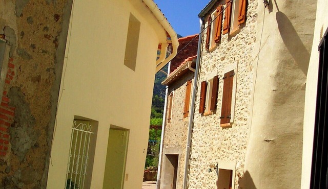 Betwee sea and ski: a romantic village house with view on gardens and mountains