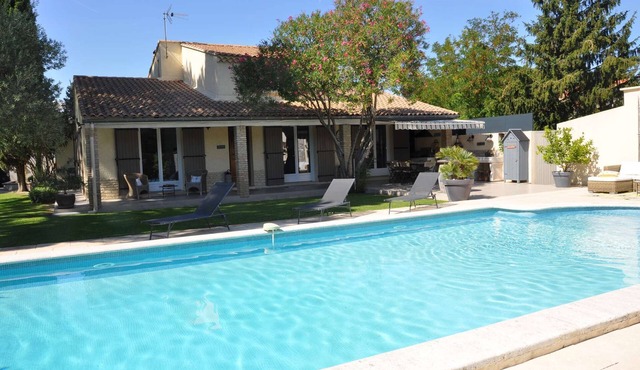Between Avignon and L'Isle-sur-la-Sorgue, vacation villa on the outskirts of the village of Jonquerettes,.