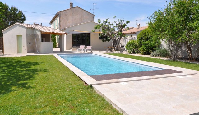 Between Avignon and Les Alpilles, vacation home on the outskirts of the village of Rognonas, animals.