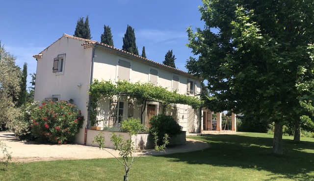Between Avignon and Les Alpilles, a traditional provence house. Garden and pool.