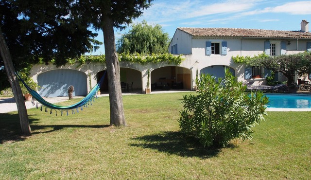 Between Avignon and Pont du Gard Mas Provencal for 2 to 4 people